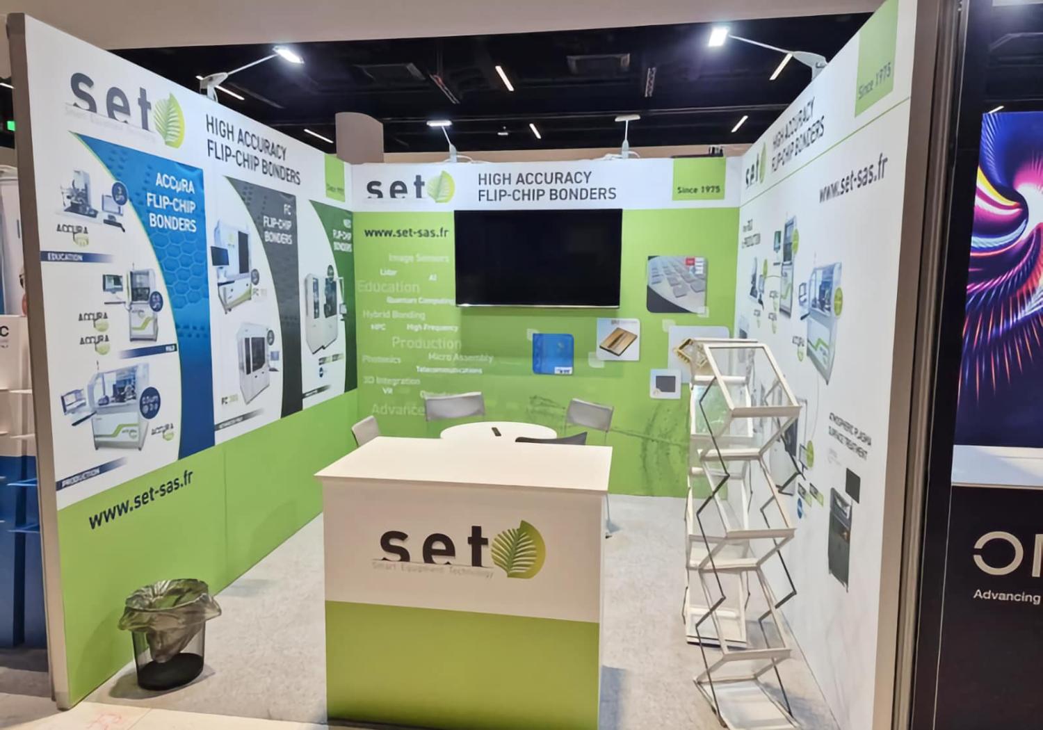 Exhibition stand for Set, 3 walls, TV screen, reception counter and literature racks