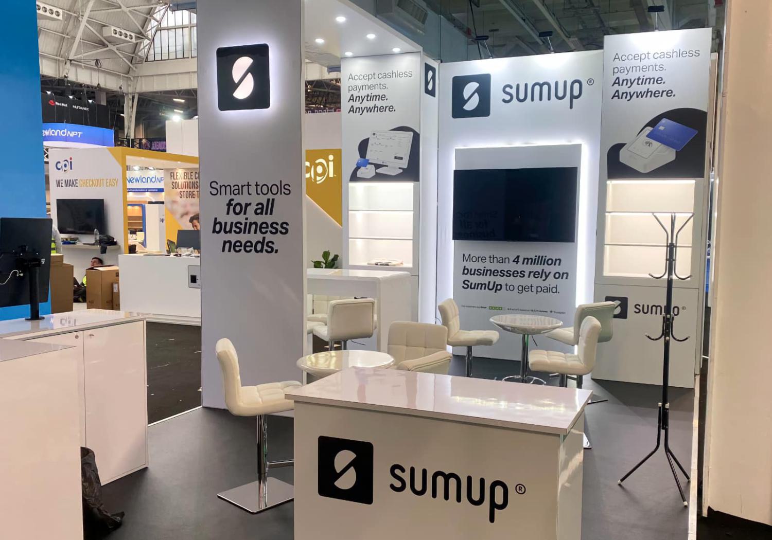 Sumup back wall stand, with tower and bridge, backlit sections